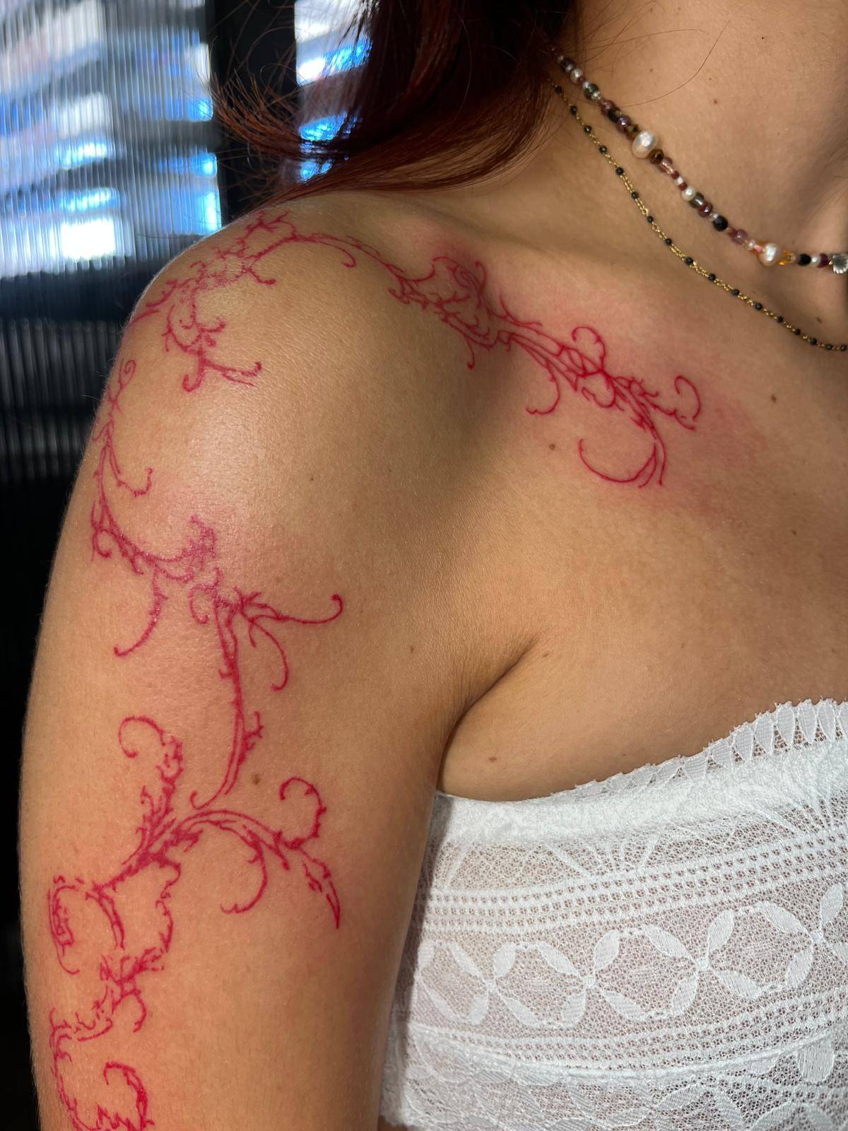 Tatouage arabesque rouge encre couleur — Livmoow
